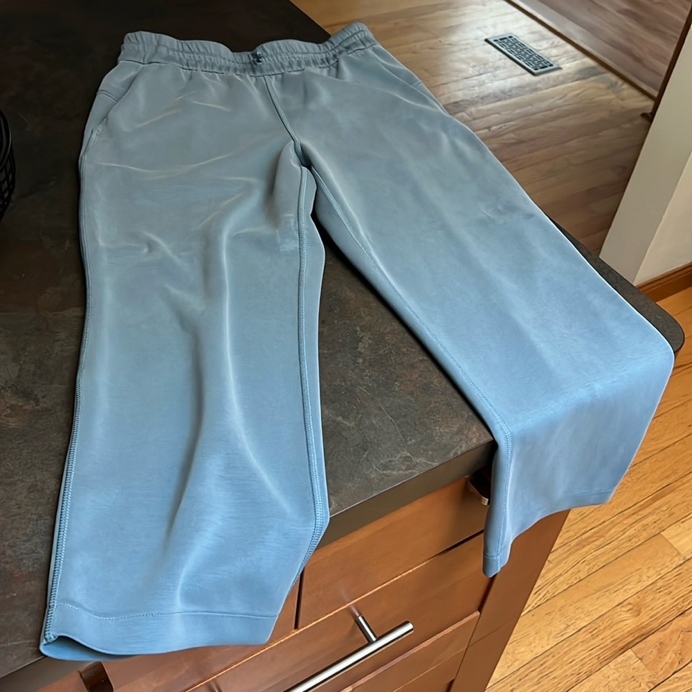 Beautiful blue Lululemon soft stream cropped pants.